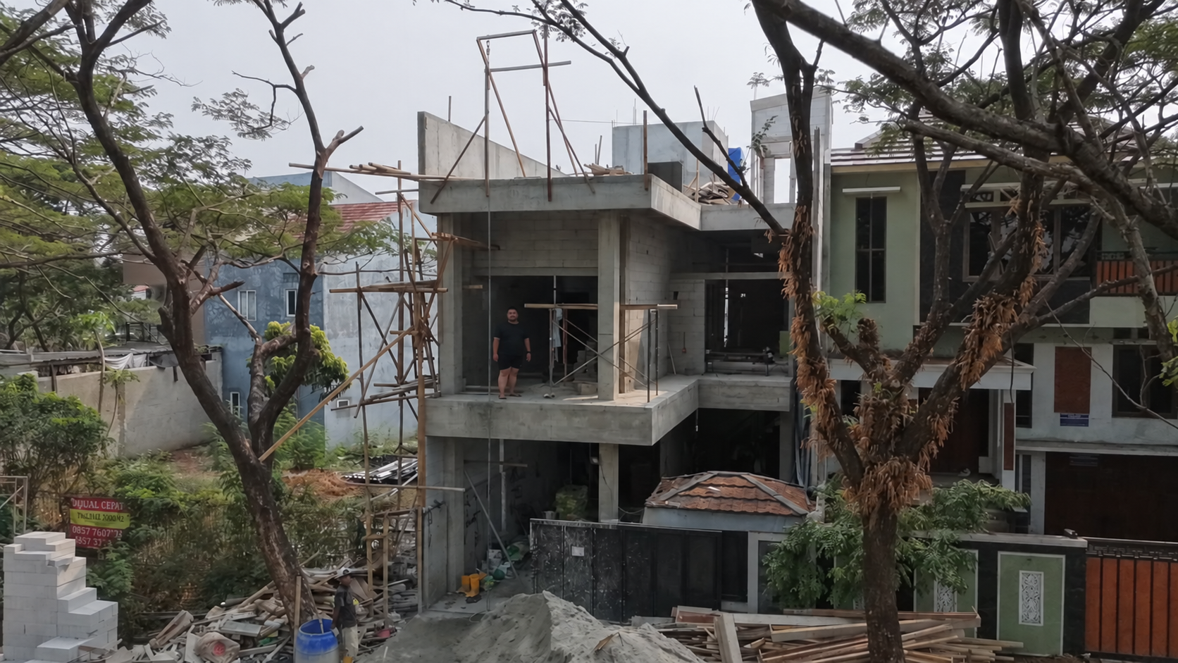 Bangunan dalam proses pembangunan, tampak dari depan.