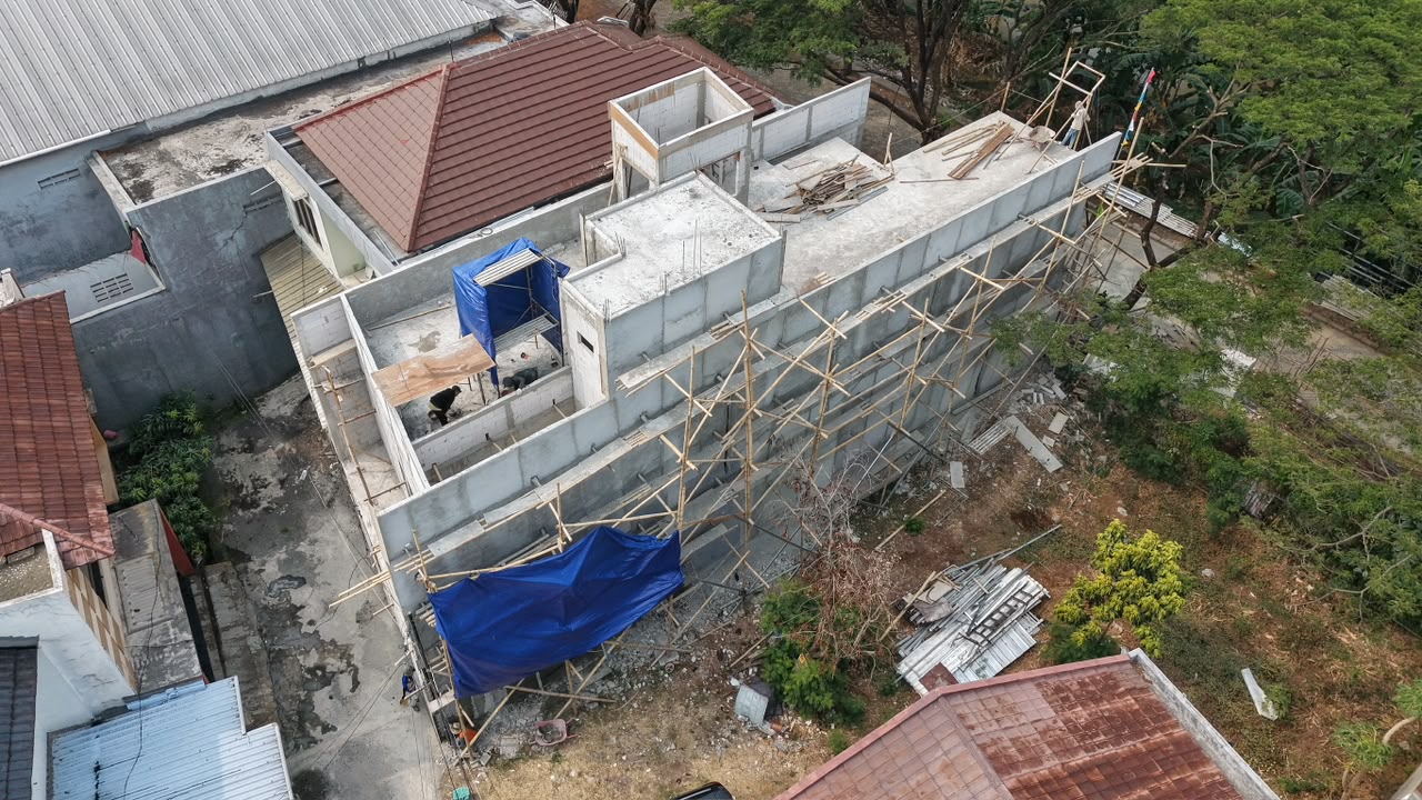 Tahap ketiga pekerjaan rumah, tampak dinding dan lantai bangunan dari atas.