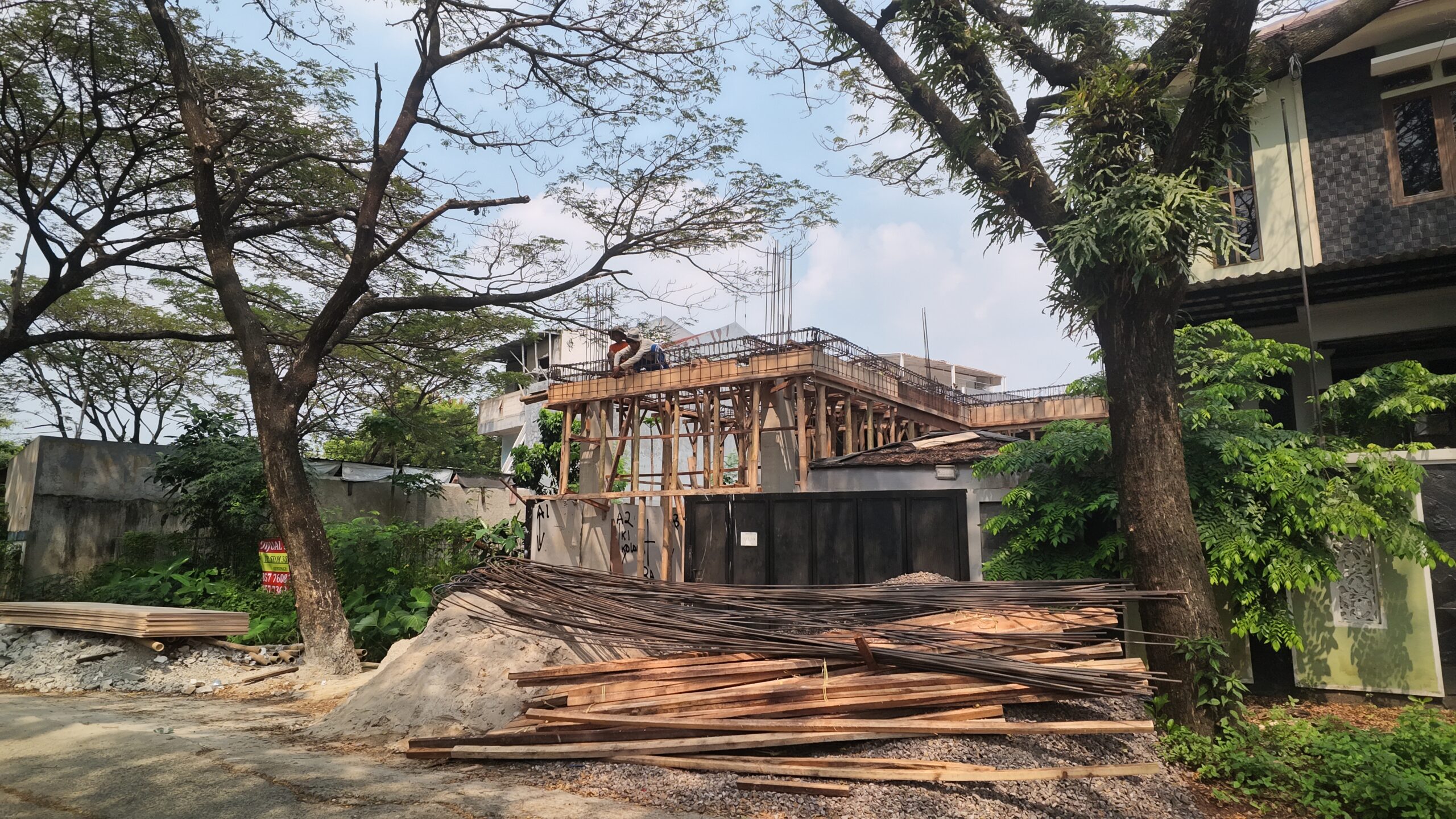 Tahap pertama pekerjaan rumah, tampak struktur dari sisi jalan.